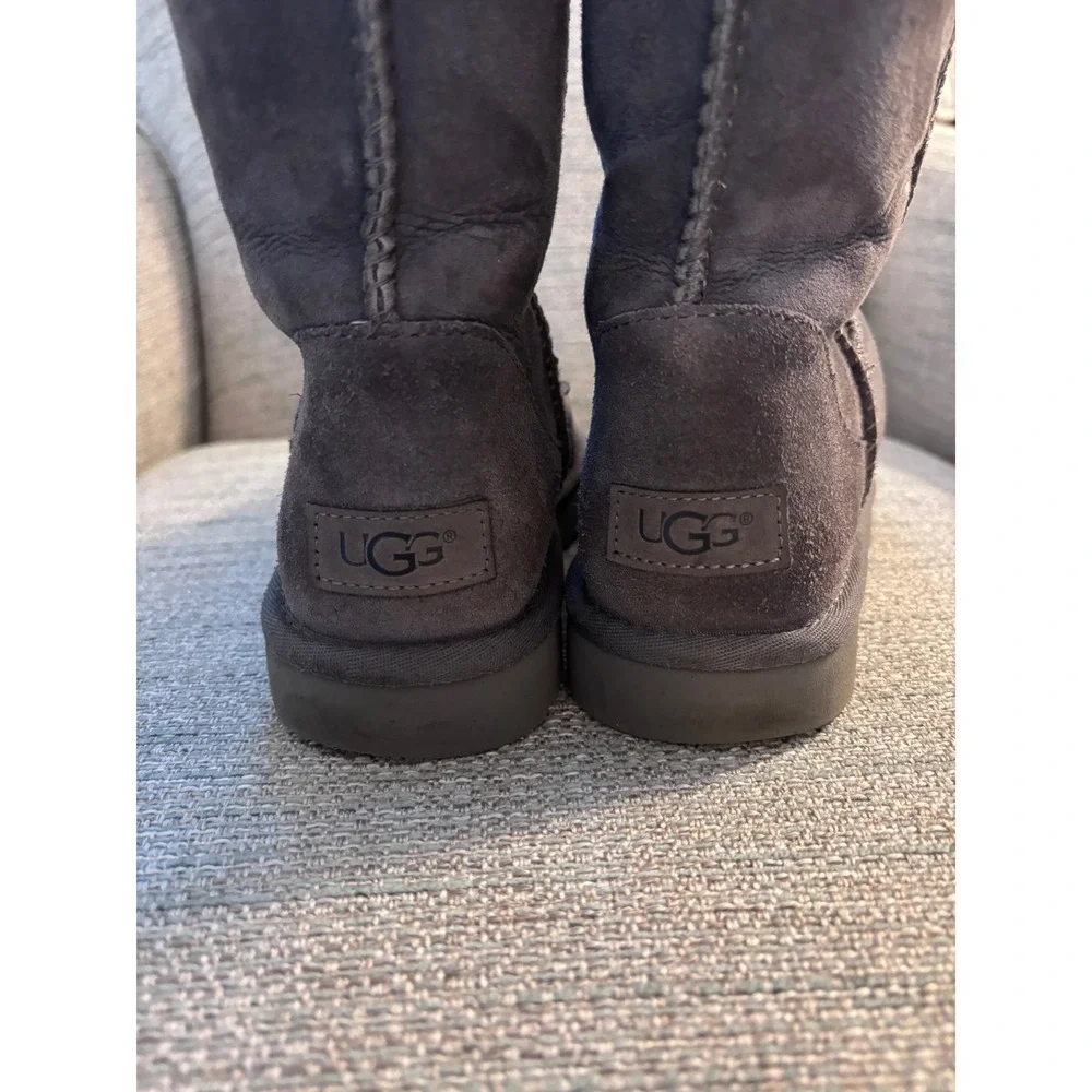 UGG Classic Short II Charcoal Grey Sheepskin Boots Womens Size 7‎ 1016223